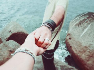 holding-hands-924942_640